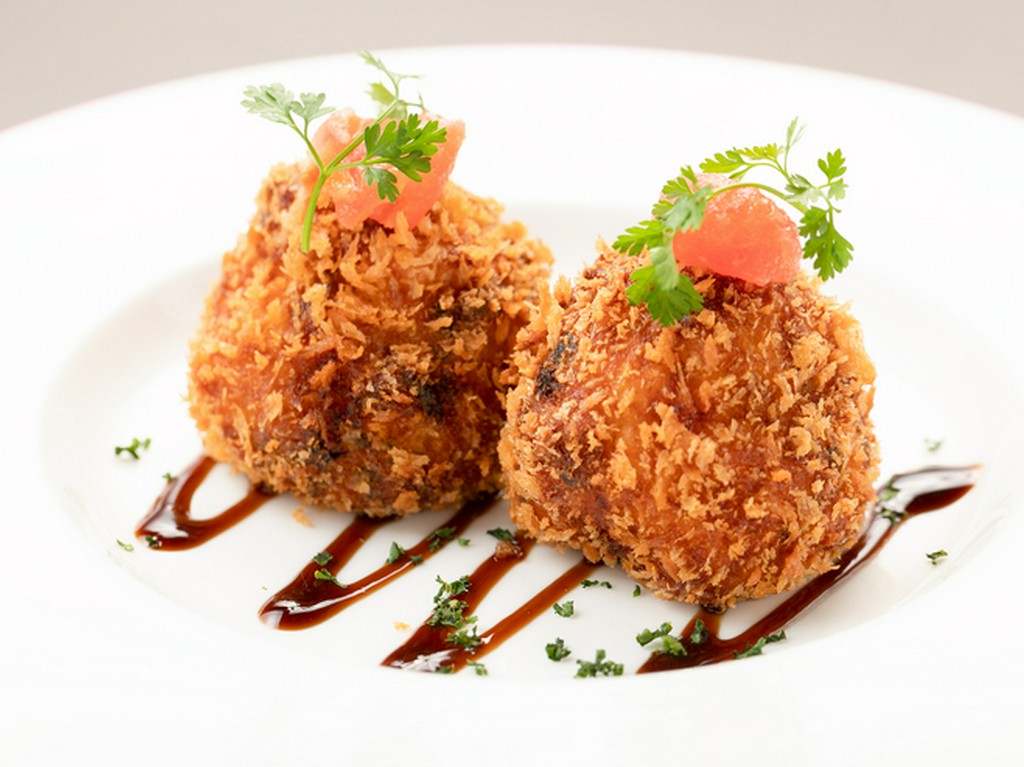 揚げたて熱々を楽しみたい！魚介の旨みを閉じ込めた人気ナンバーワンメニュー『海の幸のクリームコロッケ』