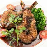 オーストラリア産のクセの無い、ジューシーなラム肉を赤ワインの甘めのソースで仕上げています。ラム肉にはスパイシーなパン粉をまとわせて焼いているので、ソースの甘さと衣の辛さが美味しさを演出しています。
