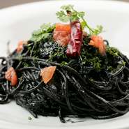 イカスミの旨味にトマトの酸味が加わり、食べやすくなっています。ソースではなくパスタの麺がイカスミなので、気軽にイカスミの風味を堪能できます。唐辛子の辛みがアクセントとなって、味を引き立てます。