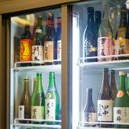 全国各地から取り揃えた珍しい日本酒100種超や樽生ビール4種、焼酎10種、ウイスキー16種、クラフトジン7種などお酒の種類も豊富。他では、なかなか味わえない珍しいお酒が楽しめます。