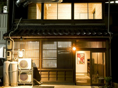 古き良き町並みを彷彿とさせる、心落ち着く料理店