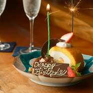 誕生日や記念日で訪れる人が多く、少人数から利用できる個室も完備されています。普段使いならば、カウンターもおすすめ。デザートプレートは、ろうそくや花火など、素敵なお祝いの演出とともに登場します。