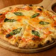 坪庭を眺められるソファー席や、小さな子供とも食事を楽しめる畳張りの個室など、家族のだんらんもゆったりと過ごせるお店です。幅広い世代から人気を博している『ピッツァ』は、子供からも大人気。