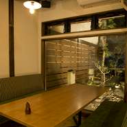 色々な料理を少しずつ楽しめる『前菜の盛り合わせ』やもちもちの『ニョッキ』など、人気メニューを取り分けていくのがおすすめのスタイルです。くつろぎのソファー席のほか、カウンターを指名するグループも多数。