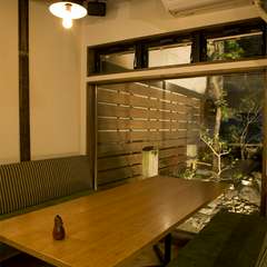 坪庭を眺めながら、楽しい会話に華を咲かせて