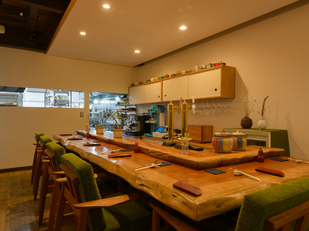 肘掛けのついた一人用のソファーで過ごす至福のひと時