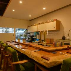 肘掛けのついた一人用のソファーで過ごす至福のひと時