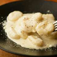 自家製の「ニョッキ」は、モチモチとしていて、クリームソースと良く絡みます。ゴルゴンゾーラとの相性抜群で思わず口に運んでしまう、絶妙なサイズも女性に人気の秘訣。「ニョッキ」好きにはたまらない逸品です。