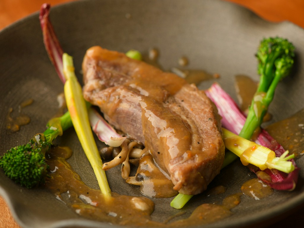 旨みが強く、甘い脂身を持つ『能登豚の煮込み』