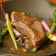 「能登豚」を長時間かけて、トロトロになるまで煮込んであります。以前料理長を務めていたレストランでも人気があったメニュー。自身が独立した際にはぜひ提供したいと心に決めていたシェフ渾身の一皿です。