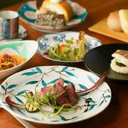 金沢産の無農薬・スプラウトにんにくは臭いが残りにくく、根ごといただけます。羽咋市の農家が無農薬・減農薬で育て、味が濃く収穫したてのように瑞々しい野菜、甘味がありモチモチとした能登豚も秀逸な食材です。