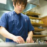 お客様の会話を通して、どういう目的で来店しているかをつぶさにリサーチし、メニューやドリンクの提案を心掛けているそう。できる限り要望に応じられるような、臨機応変さも大切にしています。