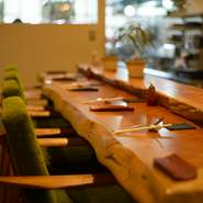 金沢駅から徒歩4分ほどの好立地にも関わらず、喧騒を忘れさせてくれるお店。ある時はリラックスできる自宅のように、またある時は大切な人との記念日を祝う特別な場所として、どんなシーンにも対応してくれます。