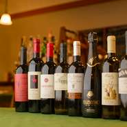 お店では種類豊富なワインをラインナップ。イタリアワインを中心に、幅広い銘柄をご用意しています。お声掛け頂ければ料理とのペアリングのご提案も行っており、ワイン好きには嬉しいポイントです。