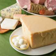 ナポリから空輸した「フレッシュチーズ」を始め、イタリアでも数人しかいないチーズ熟成師が丁寧に熟成させた「チーズ」はぜひとも食べて頂きたい味わい。ワインとの相性も抜群です。