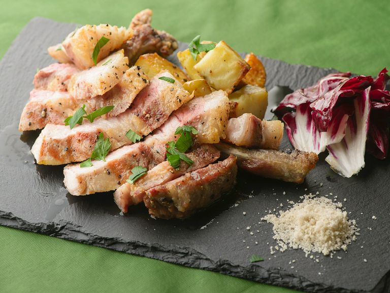 肉の旨み、脂の旨みを楽しむひと品『プラチナポークの炭火焼』