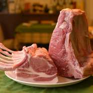 「肉」はイタリア産のものも使用しますが、牛、豚、鶏、季節によってはジビエなど、国産の上質な素材を仕入れることも。同時に能登産を中心とした新鮮な「魚介」にもご注目ください。