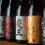 お店では日本酒や焼酎、ビールやカクテルなど、幅広い種類のお酒を用意。芋焼酎「魔王」のご用意もございます。季節の料理と合わせてご堪能あれ。