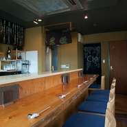 カウンター８席、居心地のよい雰囲気が魅力の【菜種】。お１人のお客さまでも入りやすいお店です。「おいしいものが食べたい」、そう思ったら、気軽に立ち寄ってみてはいかがでしょう。