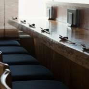 店内はゆったりとくつろげる和の空間。落ち着いてお食事を楽しむのにぴったりの雰囲気です。憩いの店内で、思い思いのひと時をお過ごしください。