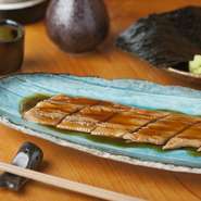 穴子は蒸してふわふわの食感に。焼きのりはお出しする直前に炙ってパリパリに仕上げました。口の中でとろける、至極の味わいをお楽しみあれ。※仕入れの状況によって焼き穴子になる場合もございます。