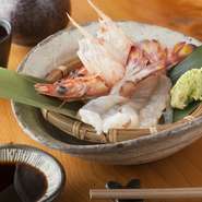 水槽で泳がせている車海老を、目の前で捌いてご提供。鮮度の良さが自慢の逸品です。甘み溢れる、上質な味わいをご堪能頂けます。