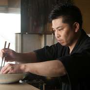 お客さまに対してはフランクに、自然体で接するようにしています。話しかけられたらお返しし、逆にカップルのお客さまには邪魔にならないようにするなど、臨機応変な対応を心がけています。