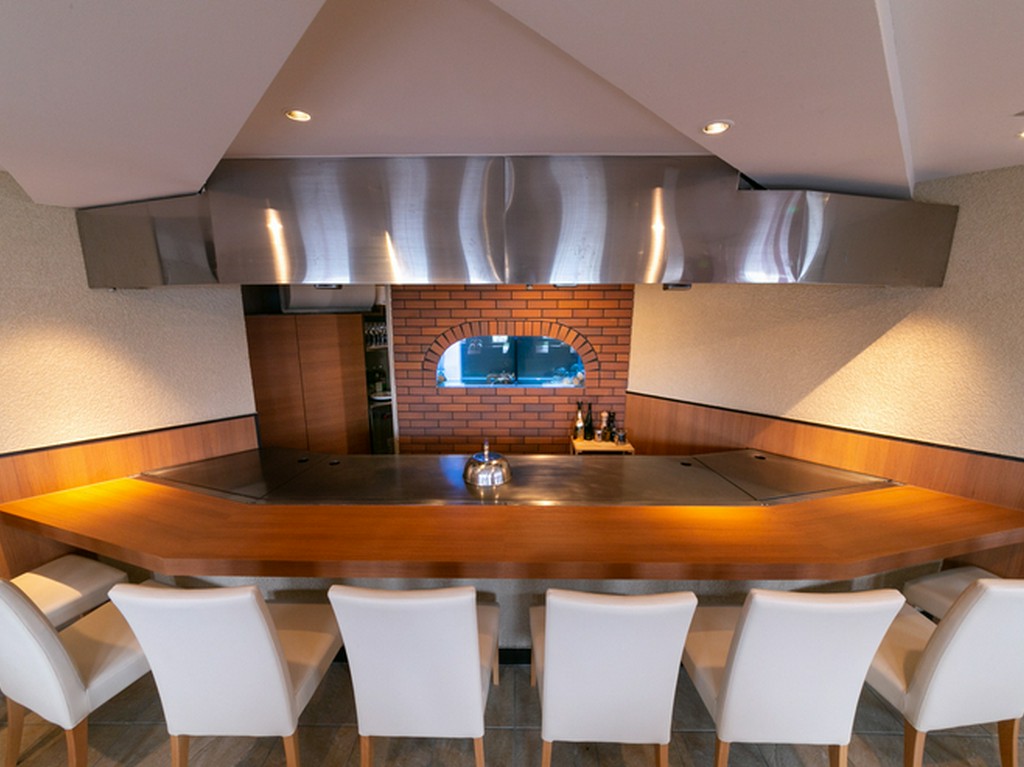 目の前で繰り広げられる華麗なパフォーマンスもおもてなしの一つ