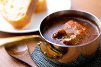国産の牛タン、神戸牛や国産牛の肉を処理した時にでるスジなどを一日中煮込んだ逸品。自家製のブイヨンをベースにつくった、奥深い味わいです。具材はシンプルにニンジンと玉ねぎのみ。