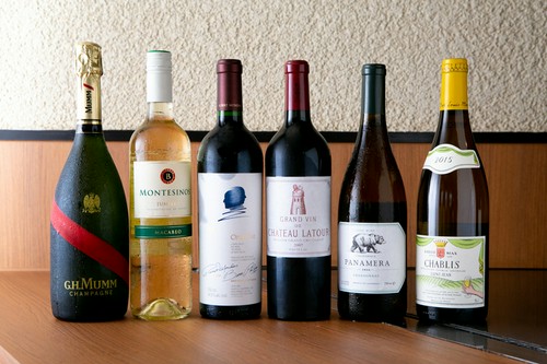 肉料理に合う赤ワイン、海鮮料理に合う白ワインが充実