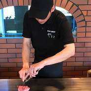 落ち着いて食事ができる空間づくりを心掛けているとのこと。白を基調としたスタイリッシュなつくりとなっており、まさにゆったりとワインを飲みながら食事を楽しむことができます。