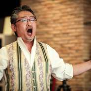 「食と音楽の融合」をコンセプトに掲げる【カ クチーナ ケ インカント】。歌手でもある店主・角地氏によるカンツォーネの歌唱に酔いしれながら、本格イタリア料理に舌鼓を打ってみてはいかがでしょう。