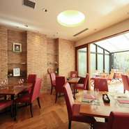 レンガづくりの壁、木目石の床材、椅子は赤色で統一し、ヨーロッパ調でコーディネートした店内はゆったとくつろげる憩いの空間。テラス席のご用意もあり、木漏れ日を感じながらリラックスしたお食事を楽しめます。