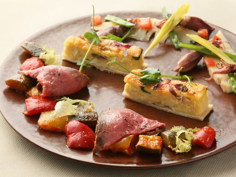 種類豊富なコース料理をご用意。親密な2人のデートに