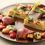 お店では『オペラ』『アルモニーア』『メロディーア』、安居シェフお任せの『スペチャーレ』など種類豊富なコースをご用意。ご友人との会食や、親密な2人のデートにおすすめです。