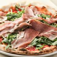 前日に仕込み長時間低温で発酵したピザ生地を、高温のピザ窯で一気に焼き上げます。外はカリッと、中はもちっと、本格『ピザ』の出来上がりです。