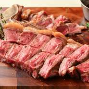 ボリューム満点の『フィレンツェ風ビステッカ　Tボーンステーキ』は、550gと食べ応え充分。サーロインとフィレ、2つの部位を味わえるのも魅力です。

イタリア現地サイズの約1kg12000円は要予約！