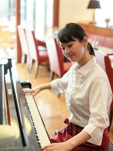 在籍する10名のピアニストが日々おもてなしいたします