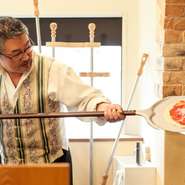 形だけでない、心のこもったサービスでおもてなしが出来ていればと思います。全員ではありませんが、音楽家が接客を行っているのも当店の特徴。日々レパートリーの変わる、カンツォーネの演奏をお楽しみください。