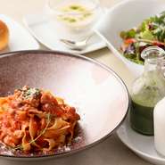 「野菜」は熊本産、有機栽培・無農薬にこだわり仕入れを行っています。また自身の故郷である淡路島産の「たまねぎ」は柔らかく瑞々しいと全国的にも有名。甘み溢れる味わいをお楽しみ頂けます。