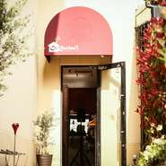 座席数の多い、広々としたお店です。普段使いのお食事は勿論、イベントなどでもご活用いただけるのではないかと思います。また店主・角地によるカンツォーネの歌唱にもご注目ください。