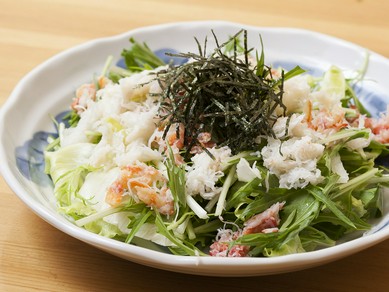 新鮮な野菜とズワイガニの旨みのコラボレーションが楽しめる『蟹サラダ』
