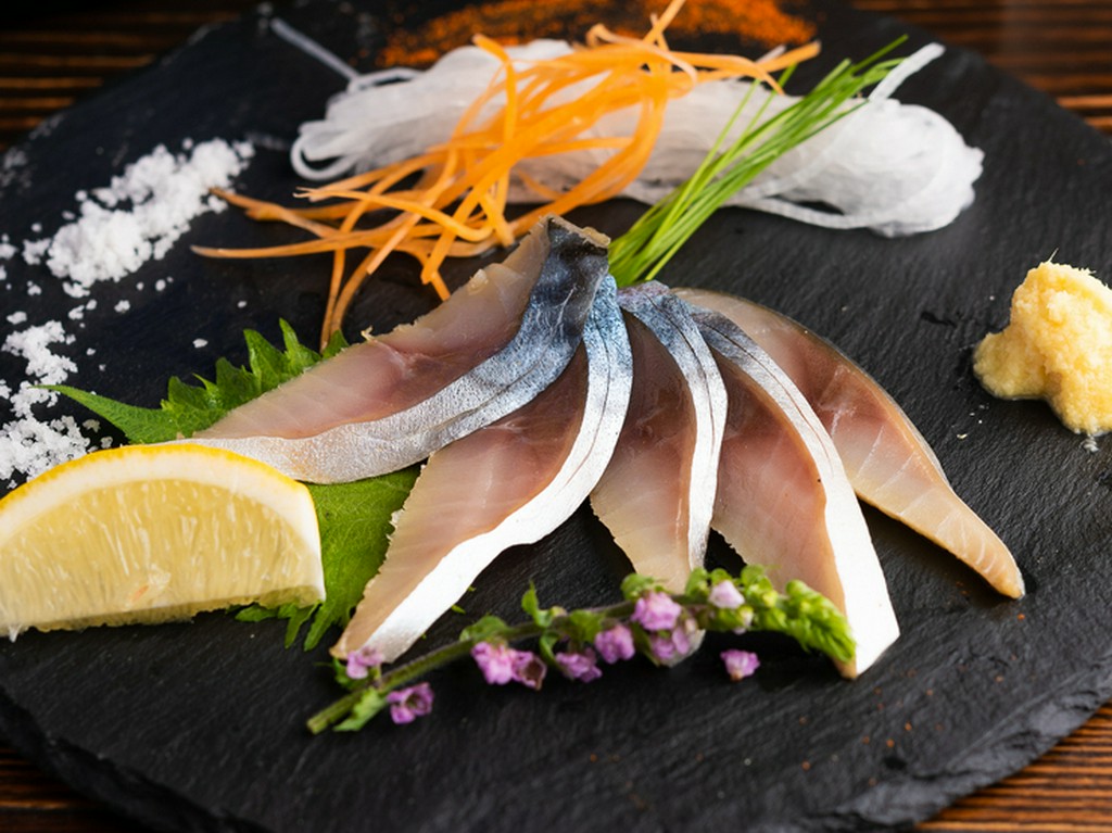 鯖がもつ本来の甘みと脂のバランスのよさに、スモーキーな燻製の香りがプラスされた『金華鯖の生ハム』