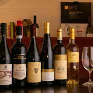 カジュアルに楽しめるものから、記念日などに開けたいビンテージワインまで、イタリアを中心としたワインが豊富。グラスワインも常時赤白3種あり、お一人様やいろいろ試したいかたにも喜ばれています。
