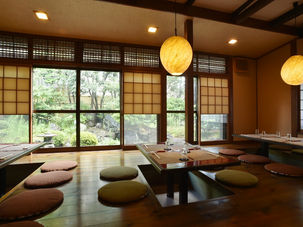 日本庭園を眺めながら、ゆったり食事をいただく贅沢な時間