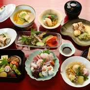 珠玉の料理がいただける『おまかせ会席』や『松花堂弁当』とともに、記憶に残るくつろぎの時間が過ごせます。長寿やお食い初めなどの親族の記念日には、少人数でも貸切の相談に応じてもらえる嬉しい心遣いも。