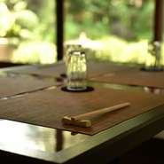 生産が途絶えながら復活を果たした、京都の酒米「祝」で仕込む伏見の地酒を用意。淡麗な味と独特の芳香を持つ「祝」の酒は、京都の厳選素材を使った【京料理　喜祥　甚平】の料理によく合い、観光客にも人気です。