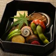 地元京都の食材を中心に、旬の素材を逃さず厳選。さらに、四季折々の味わいが楽しめる『おまかせ会席』では、昨年とは趣向の異なる一品一品を考案しているのだとか。妥協のない姿勢が、至高の会席を生み出します。