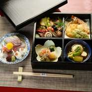 季節感あふれる一品一品が彩り鮮やかに盛り付けられた、お箸をつけるのが惜しいような芸術作品。お店でいただくことも可能ですが、大切な集まりの仕出し等にも予約できます。