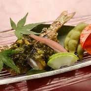 焼き鮎に、九条葱たっぷりの味噌をのせた一品。鮎は三枚におろしたものを焼き上げ、骨はカリッと唐揚げにして添えてあります。まるで二品いただくような贅沢感。骨を別にすることで食べやすいようにとの心遣いも。